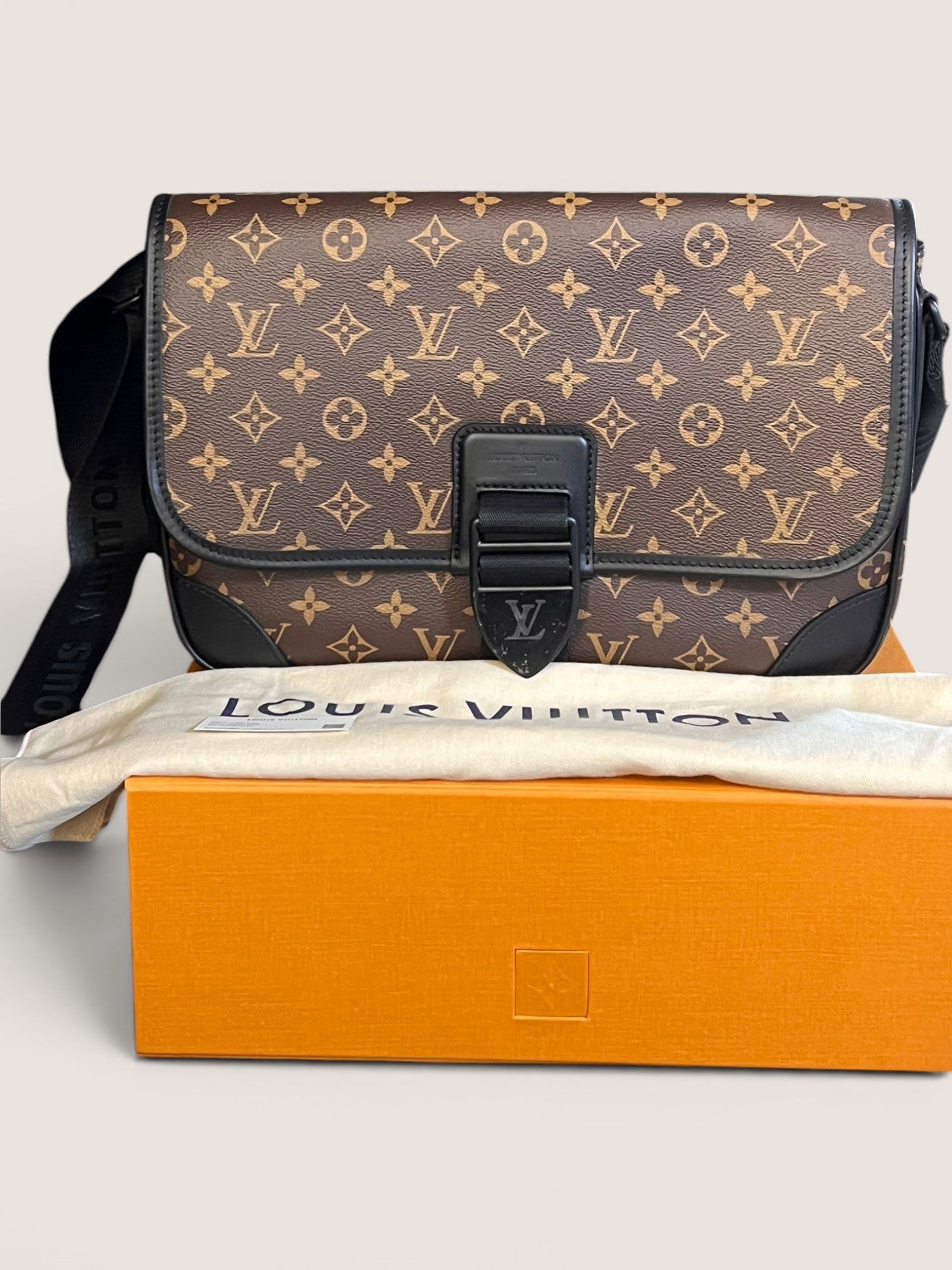 Louis Vuitton Archy Messenger GM